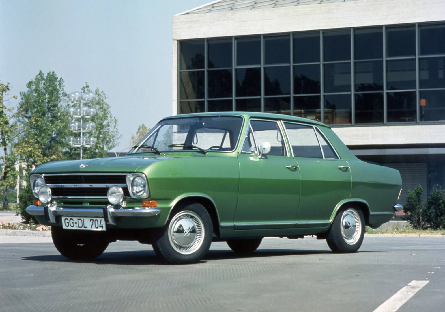 Opel_Kadett_2_generation__Sedan__3.jpg