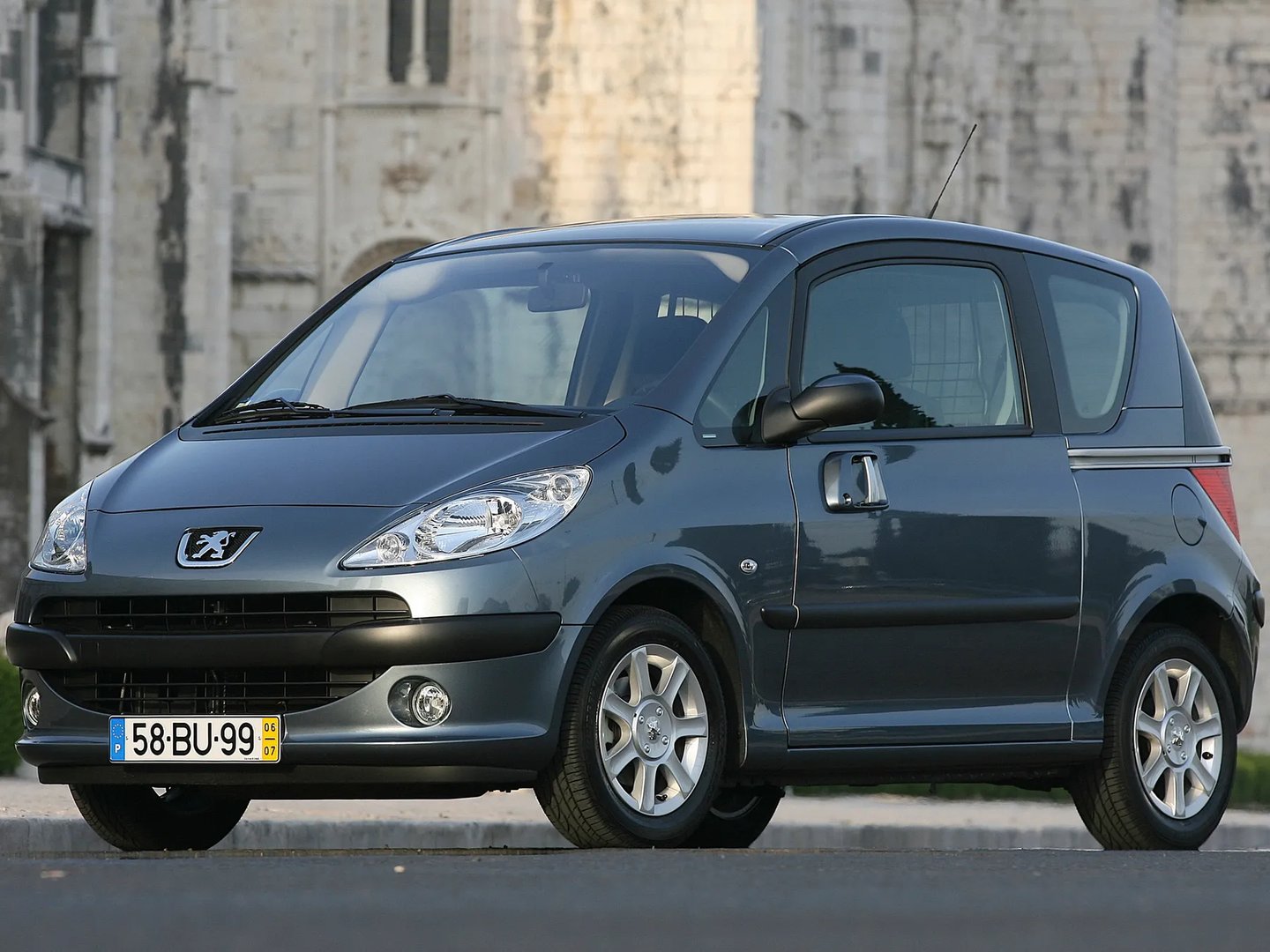Peugeot_1007_1_generation__Hatchback_3-door__3.jpg