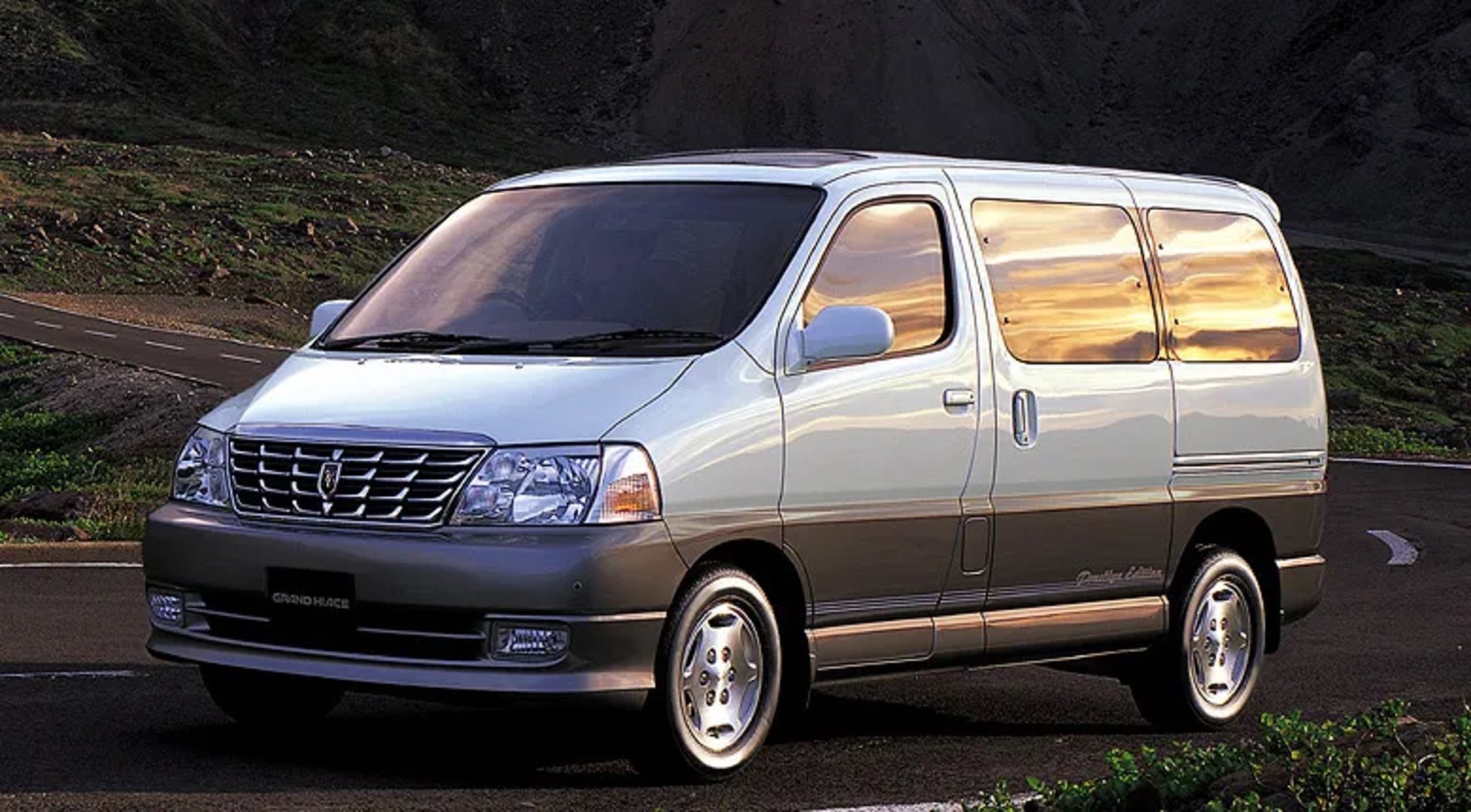 Toyota_HiAce_Grand_1_generation__Minivan__2.jpg