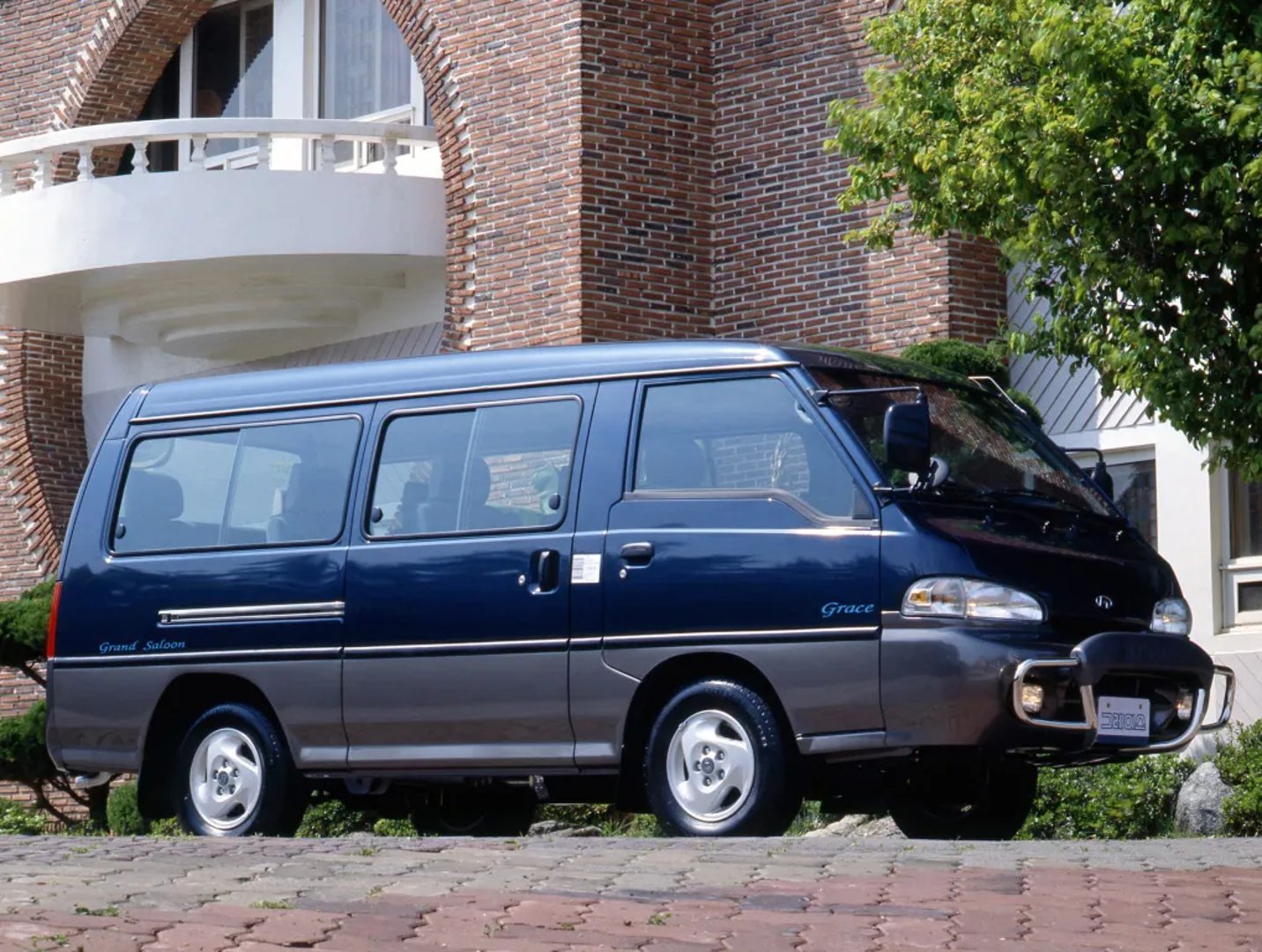 Hyundai_Grace_1_generation__Minivan__1.jpg
