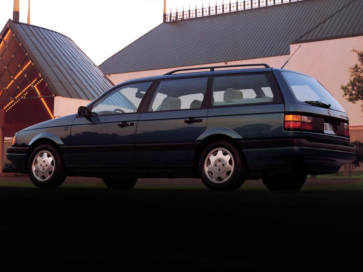 Volkswagen_Passat_3_generation__Estate_5-door__8.jpg