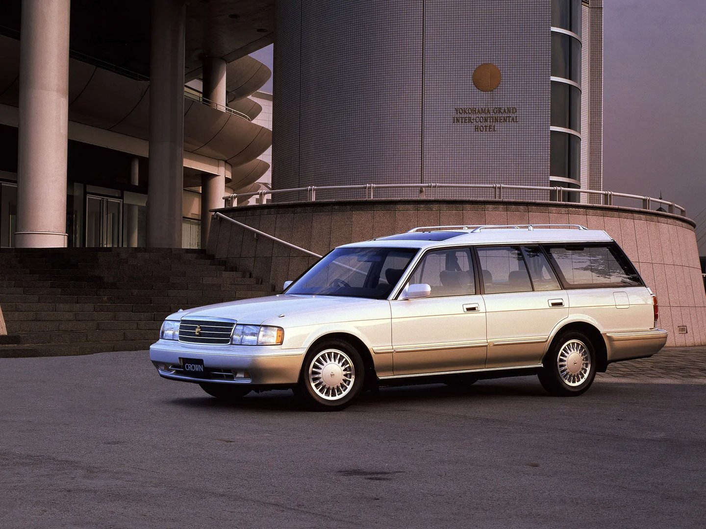 Toyota_Crown_8_generation__Estate_5-door__4.jpg