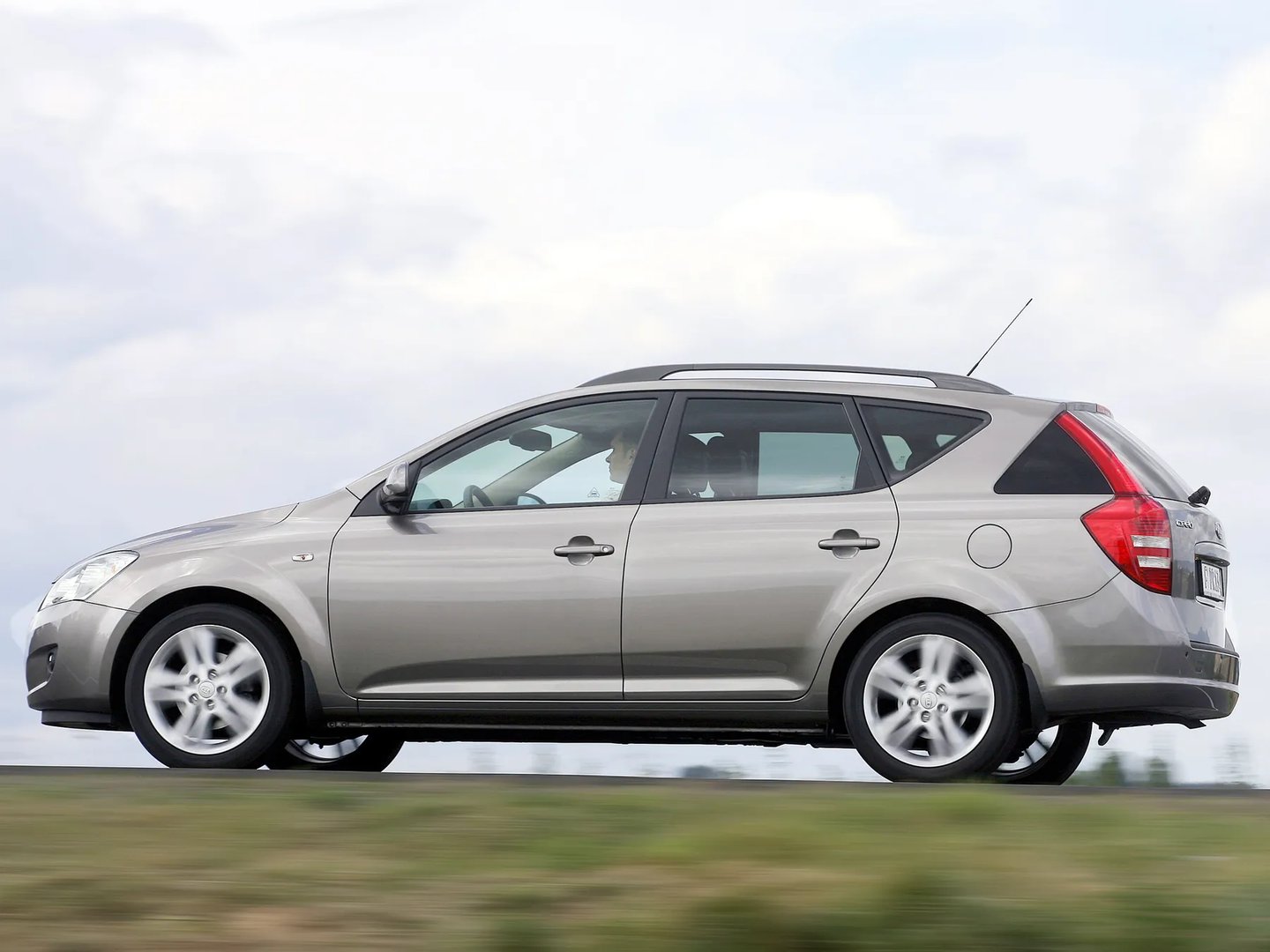 Kia_Ceed_1_generation__Estate_5-door__2.jpg
