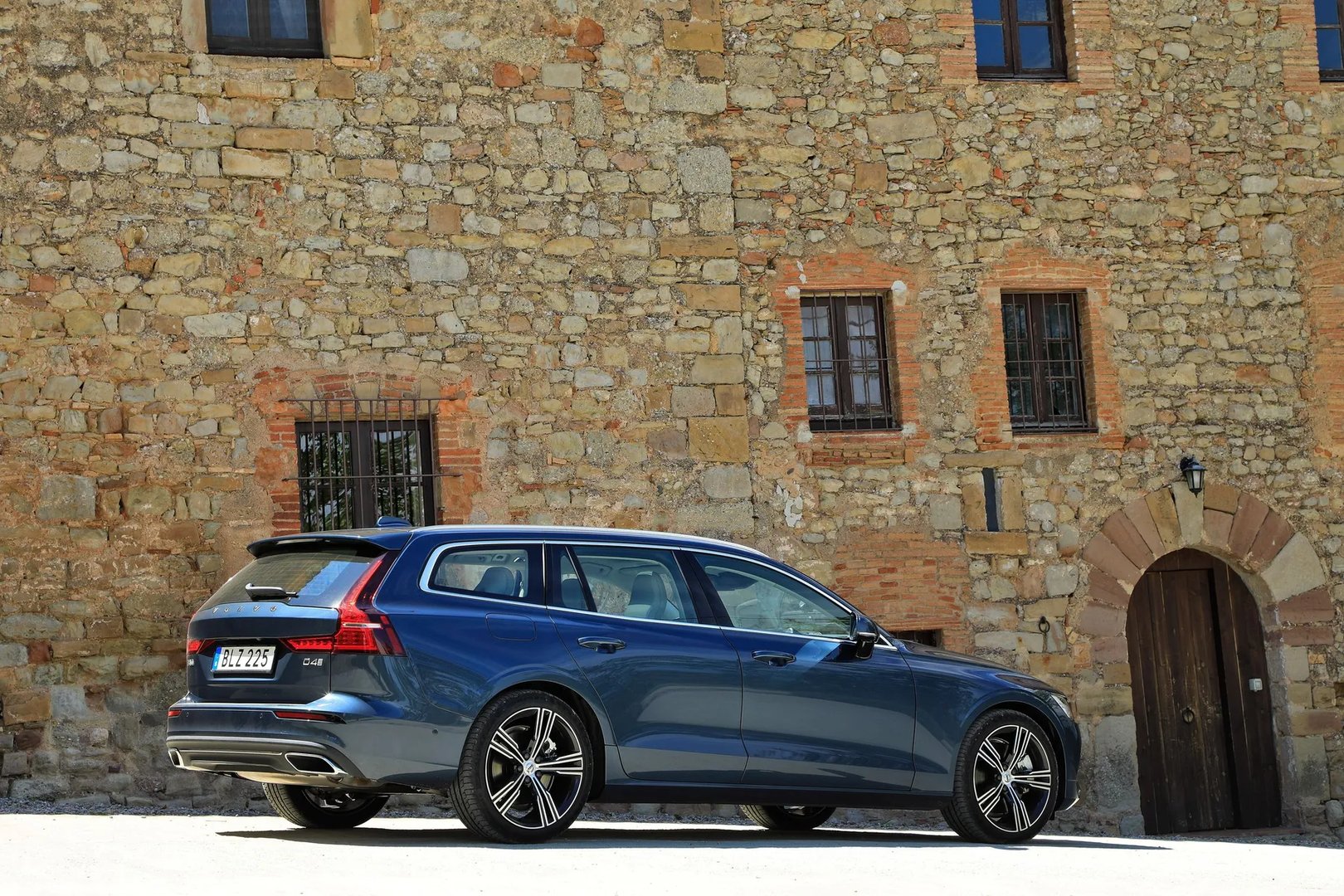 Volvo_V60_2_generation__Estate_5-door__6.jpg