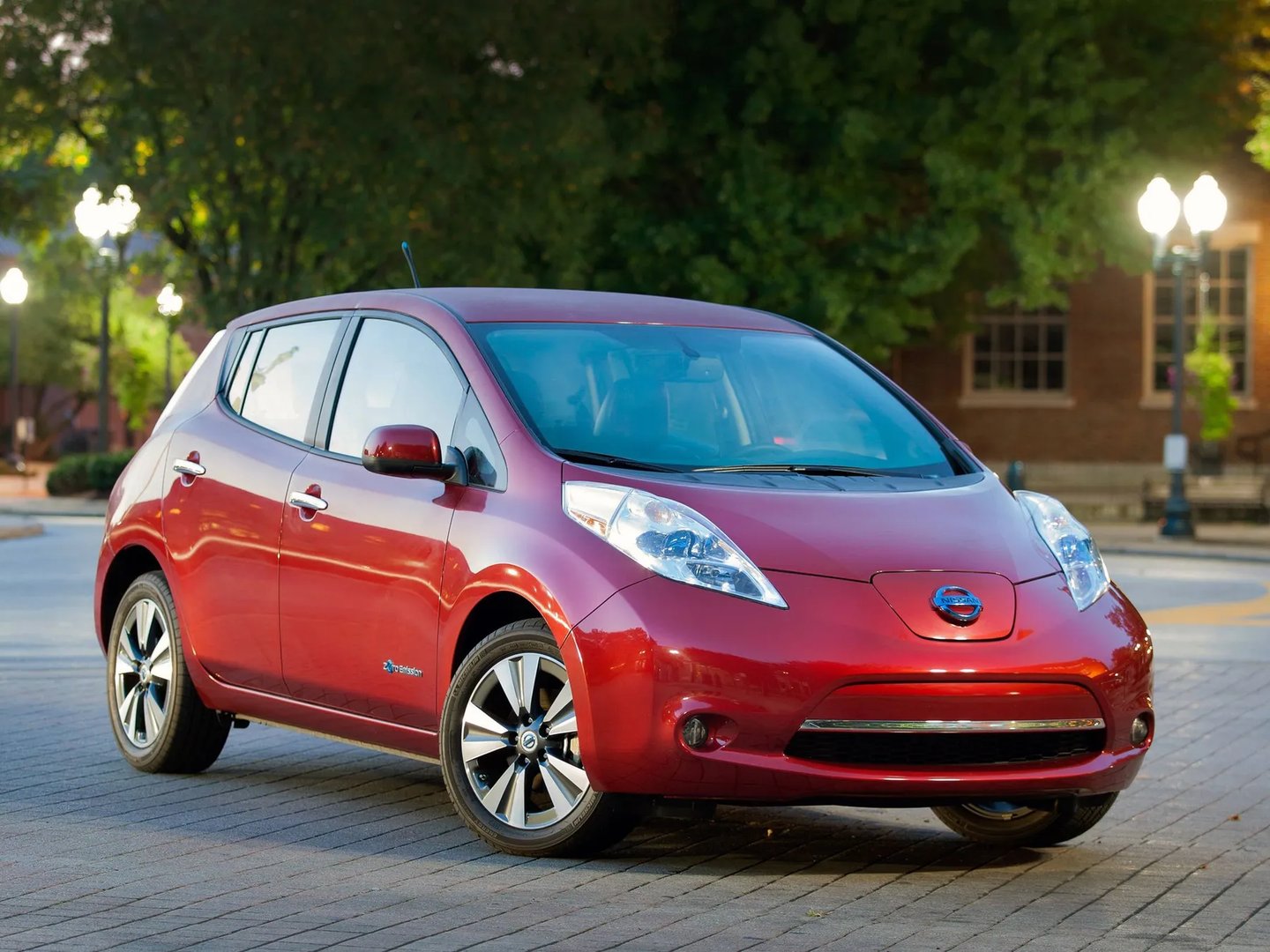 Nissan_Leaf_1_generation__Hatchback_5-door__1.jpg