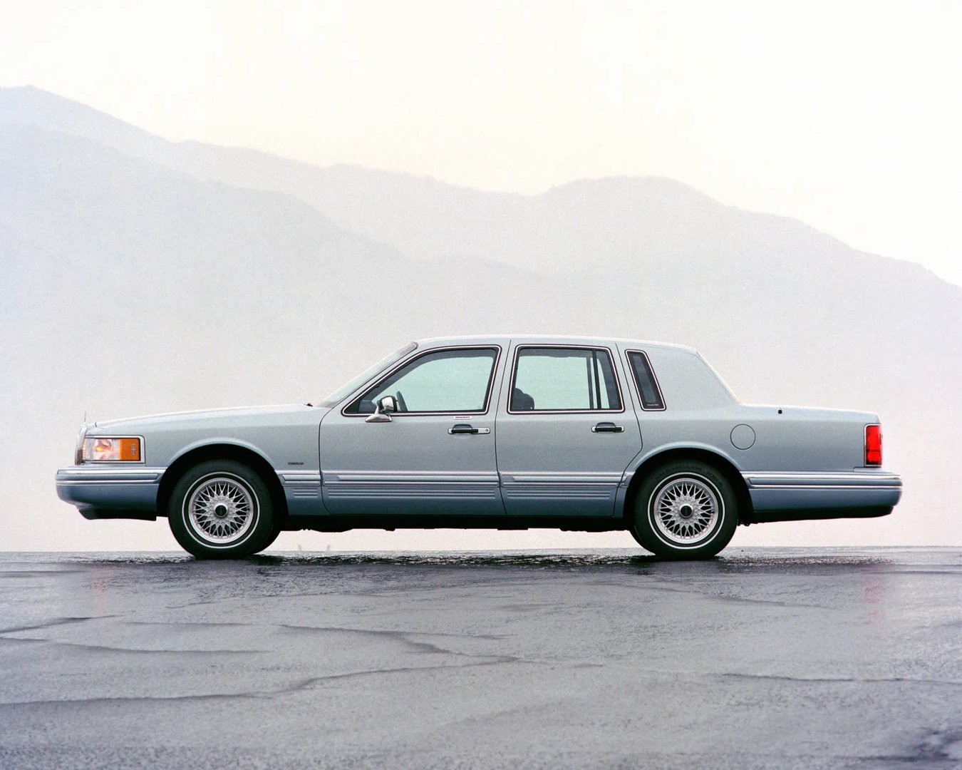 Lincoln_Town_Car_2_generation__Sedan__7.jpg