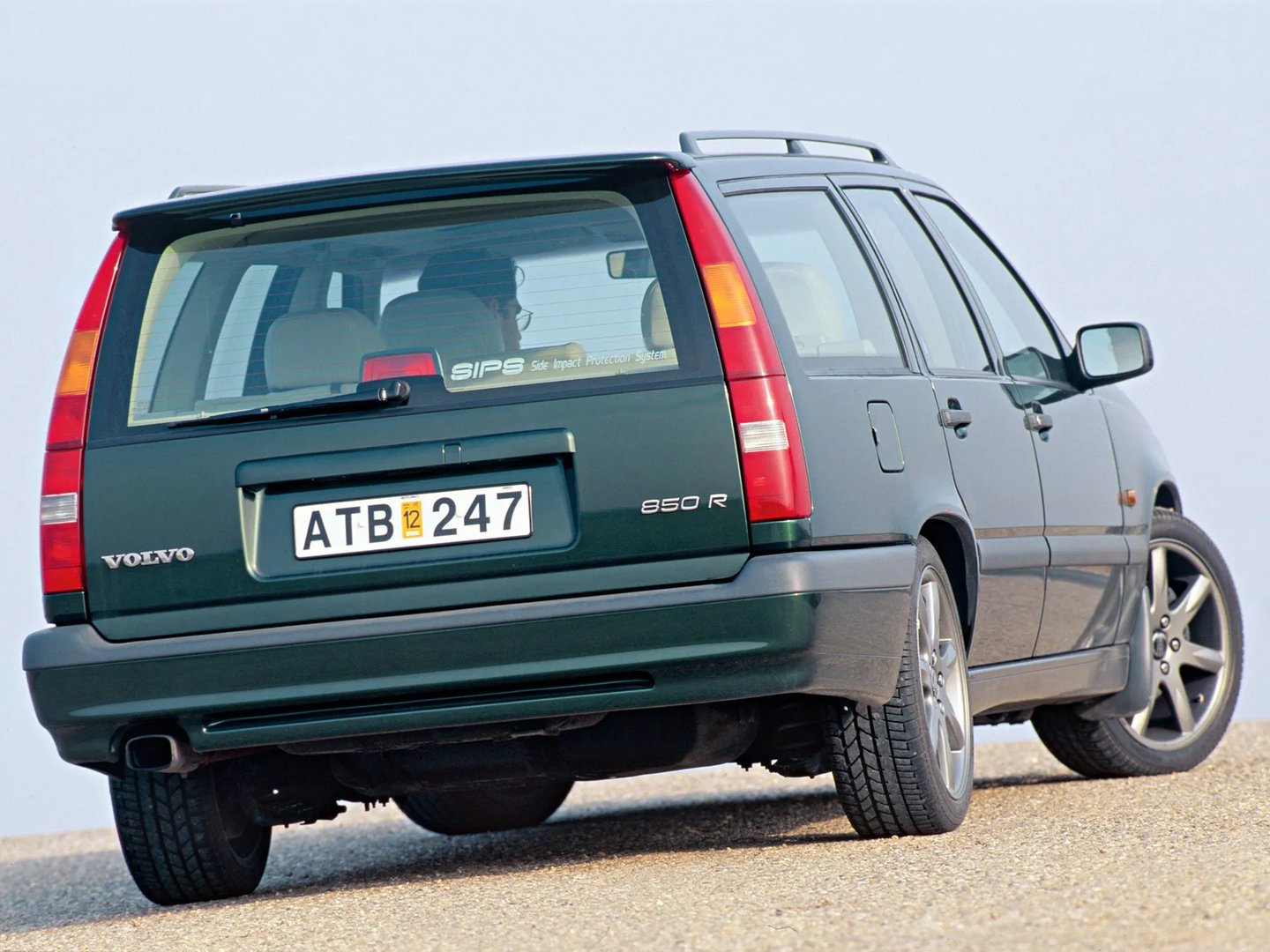 Volvo_850_1_generation__Estate_5-door__1.jpg