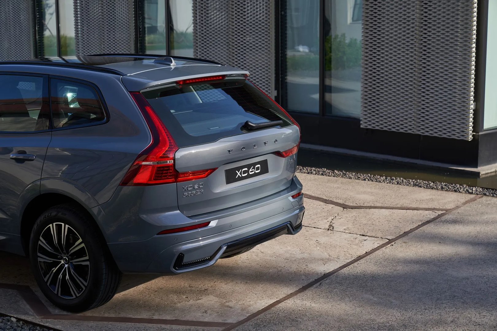 Volvo_XC60_2_generation_restyling__SUV_5-doors__13.jpg