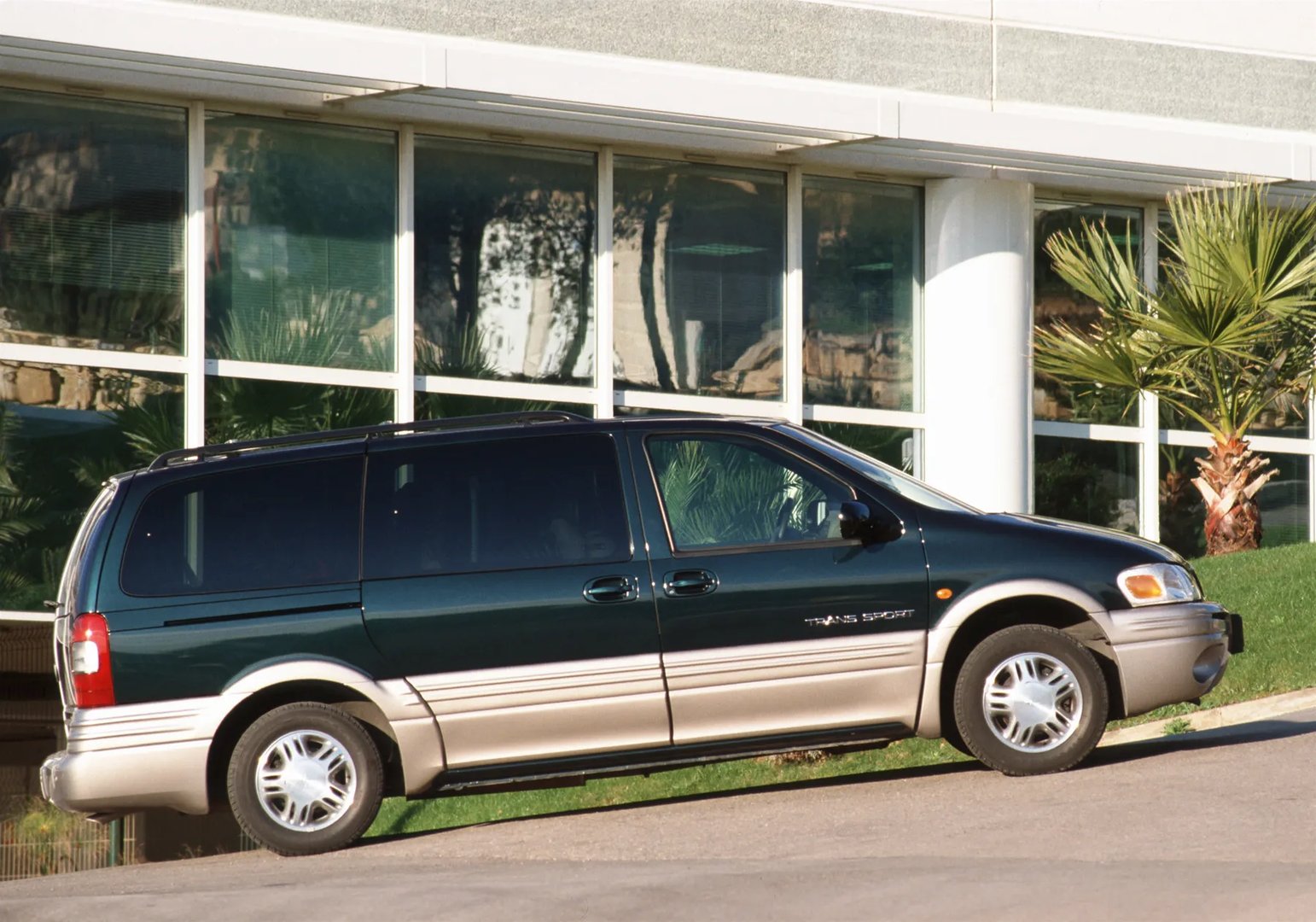 Chevrolet_Trans_Sport_1_generation__Minivan__7.jpg