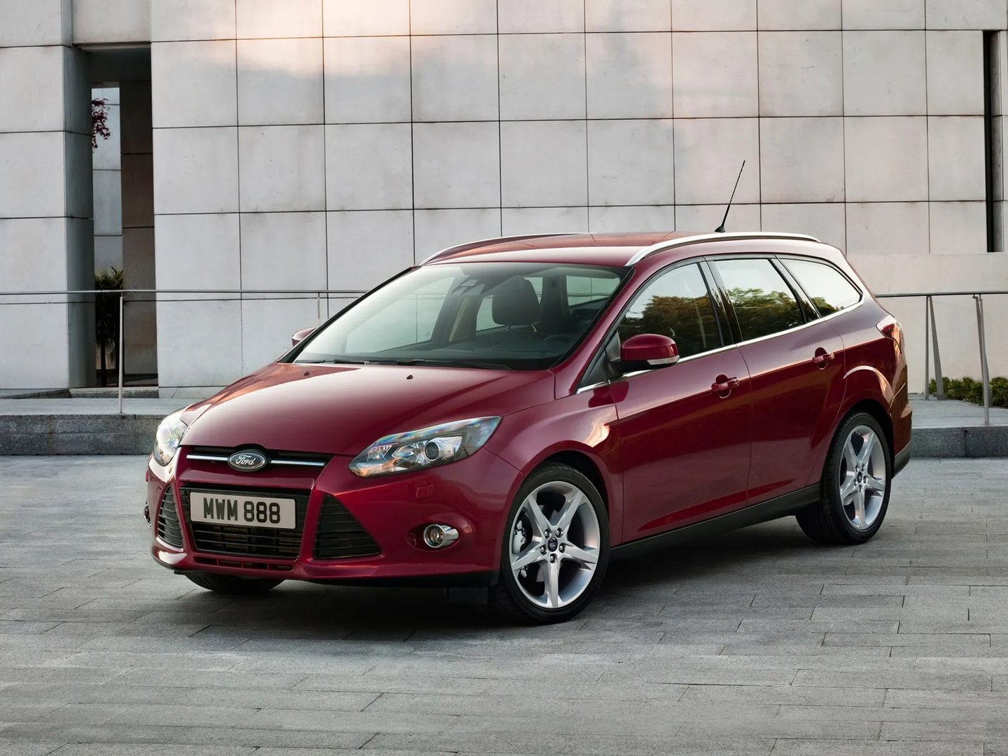 Ford_Focus_3_generation__Estate_5-door__3.jpg