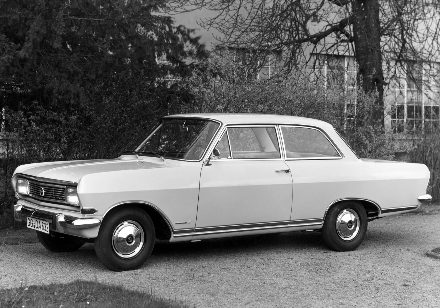 Opel_Rekord_2_generation__Sedan_2-doors__5.jpg