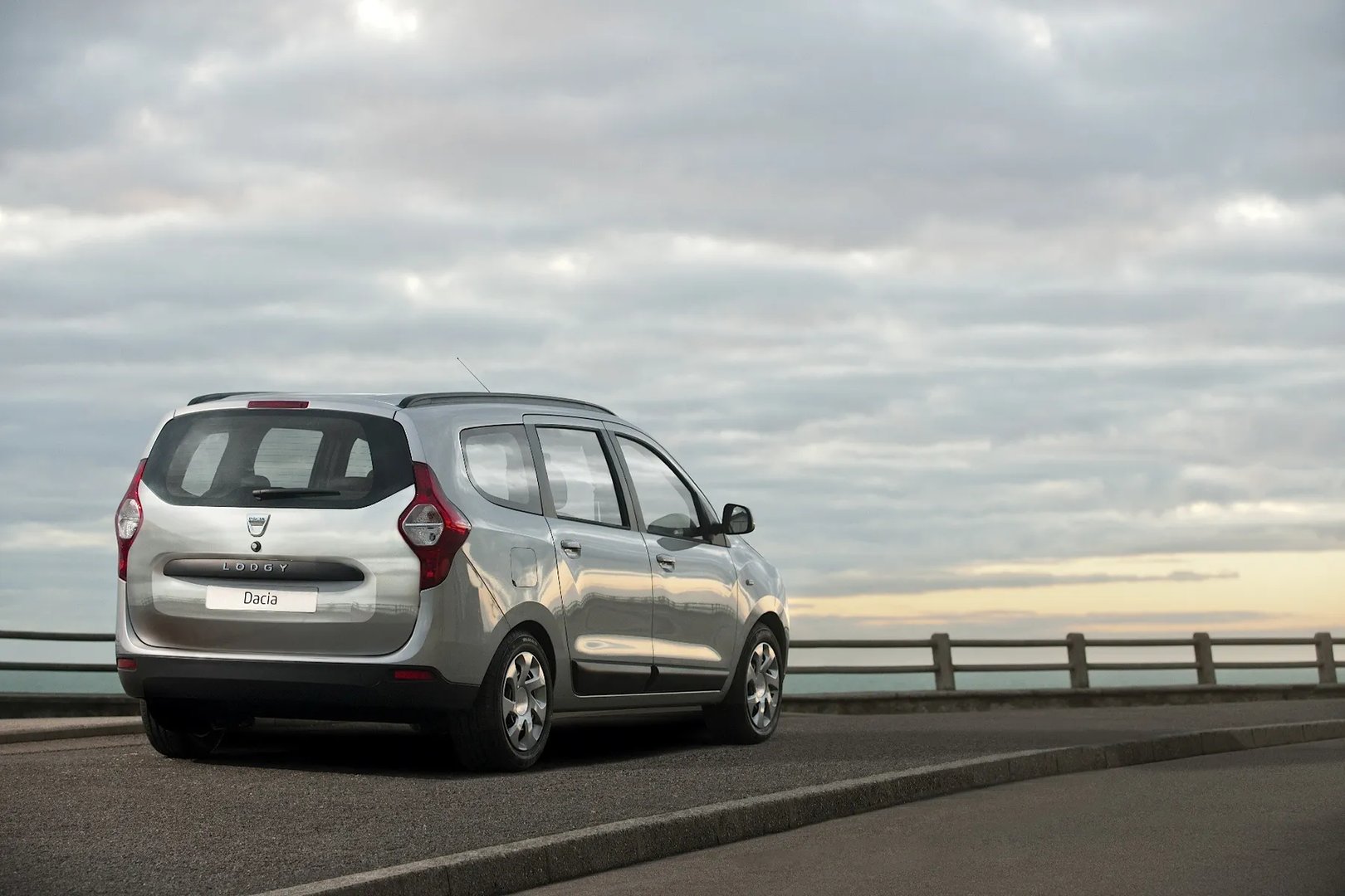 Dacia_Lodgy_1_generation__Compact_Van__7.jpg