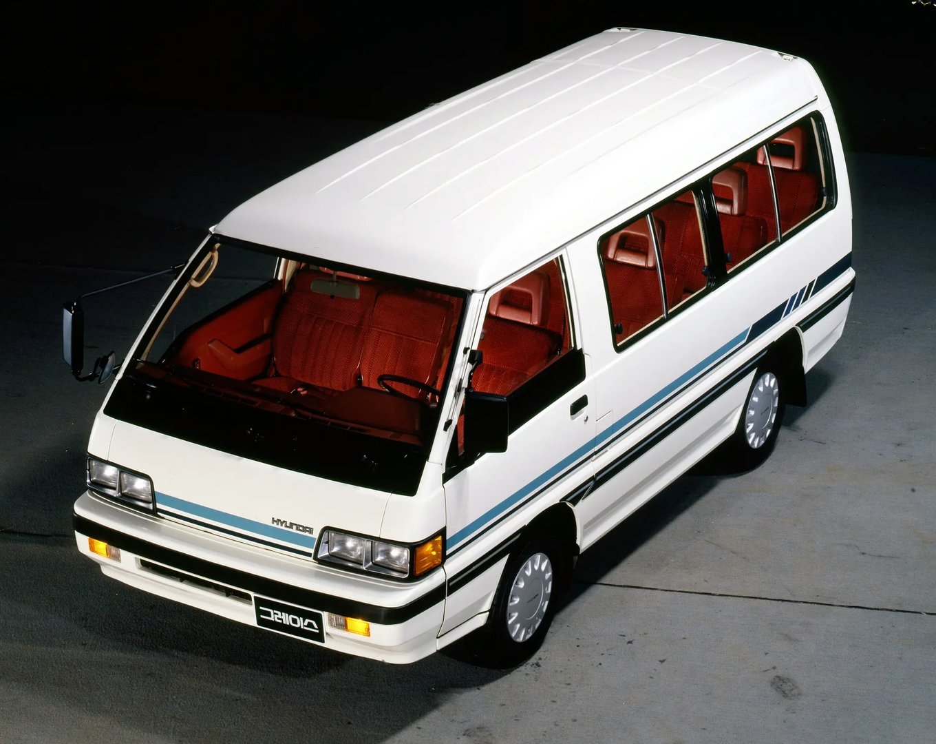 Hyundai_H100_1_generation__Minibus__1.jpg