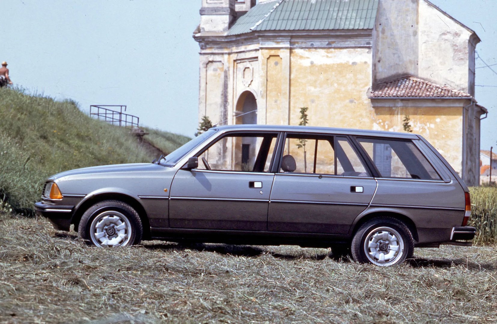 Peugeot_305_1_generation__Estate_5-door__5.jpg