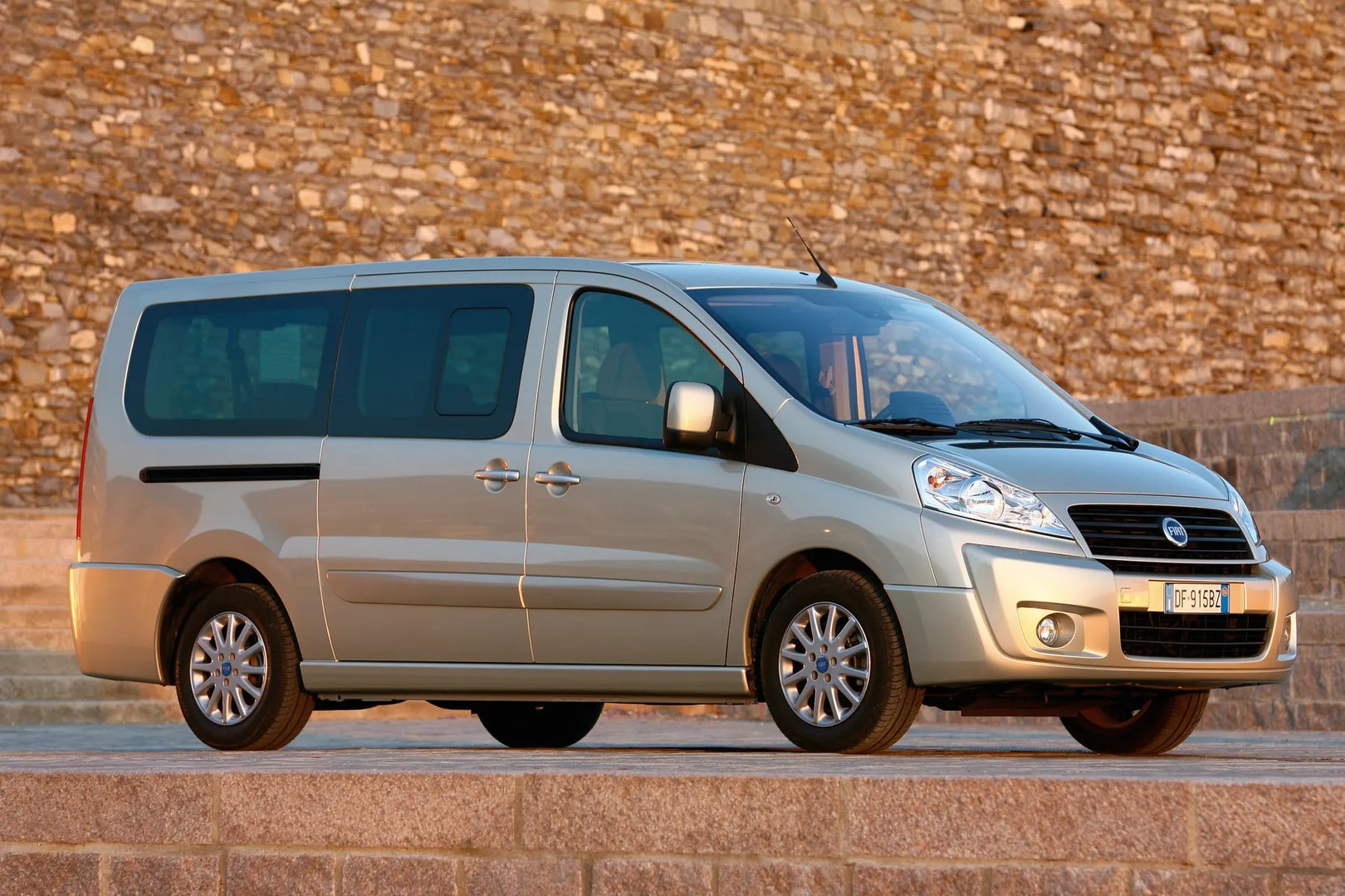 Fiat_Scudo_2_generation__Minivan__10.jpg