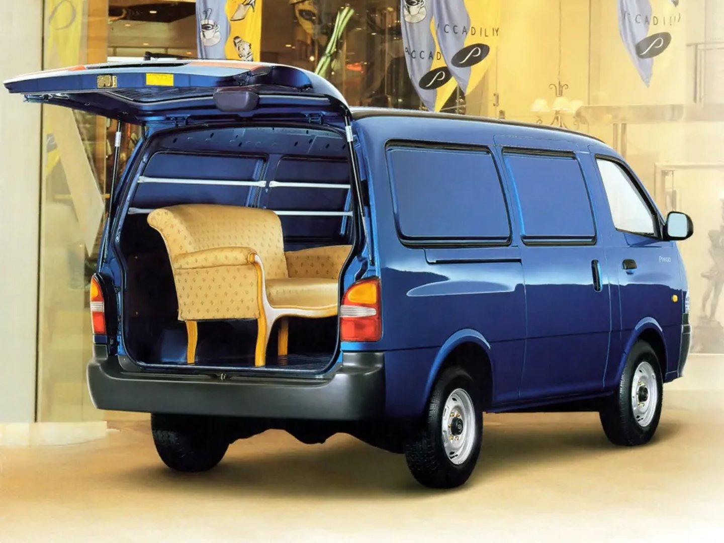 Kia_Pregio_1_generation__Van__3.jpg