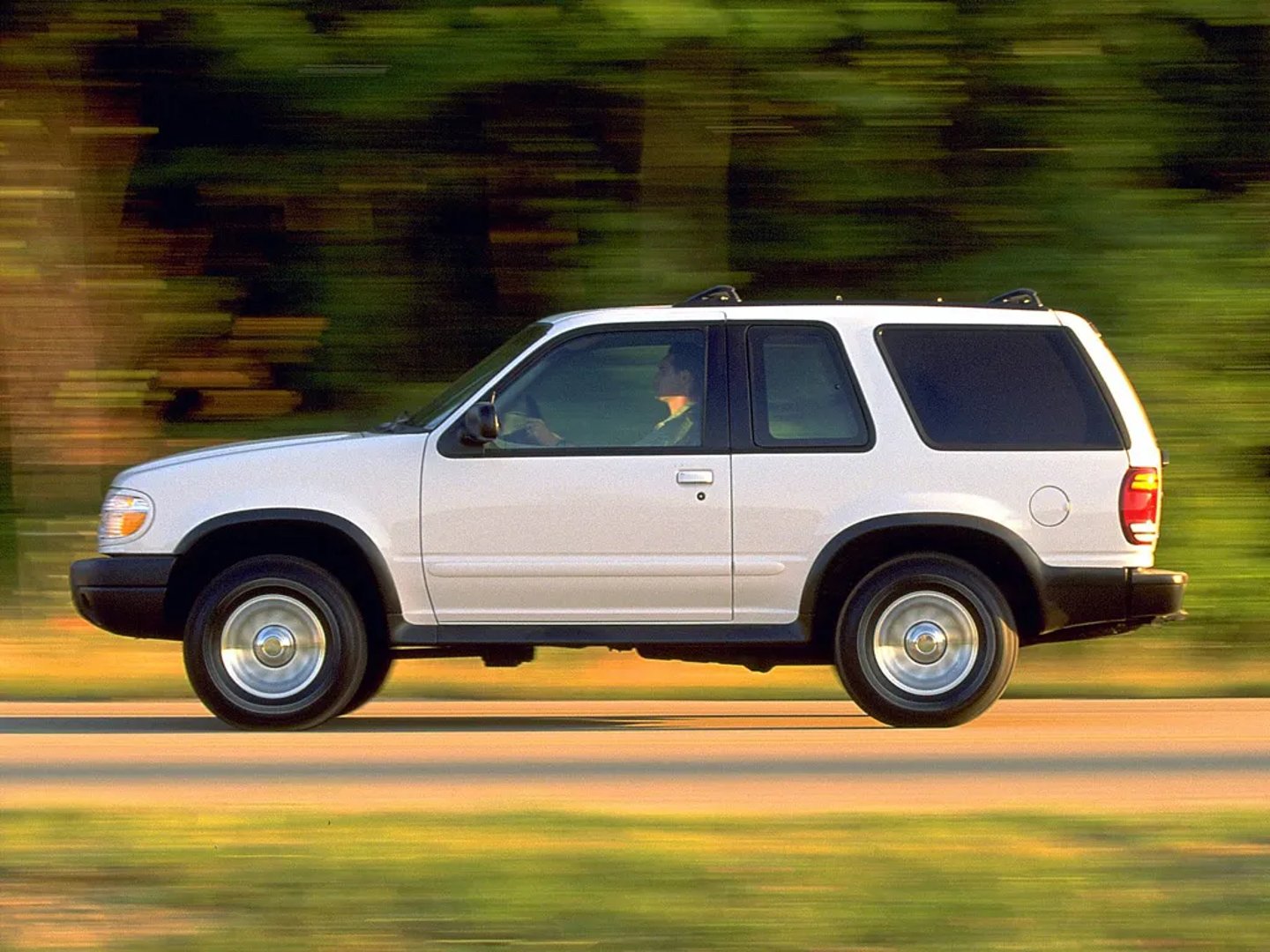 Ford_Explorer_2_generation__SUV_3-doors__10.jpg