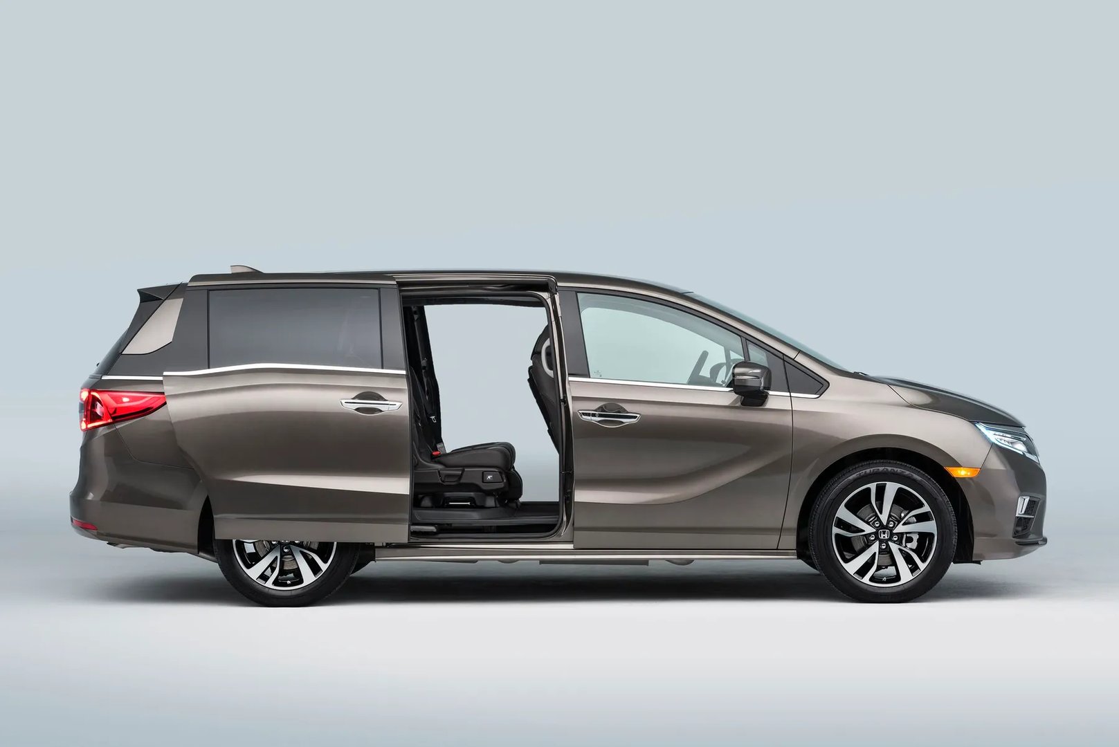 Honda_Odyssey_(USA)_5_generation__Minivan__11.jpg