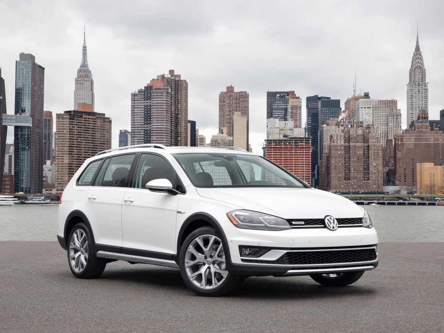 Volkswagen_Golf_Alltrack_7_generation_restyling__Estate_5-door__12.jpg