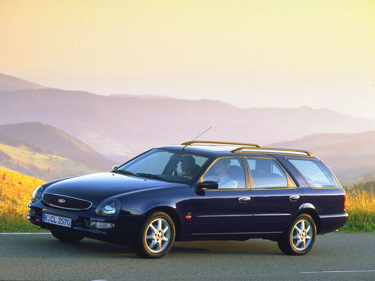 Ford_Scorpio_2_generation__Estate_5-door__3.jpg