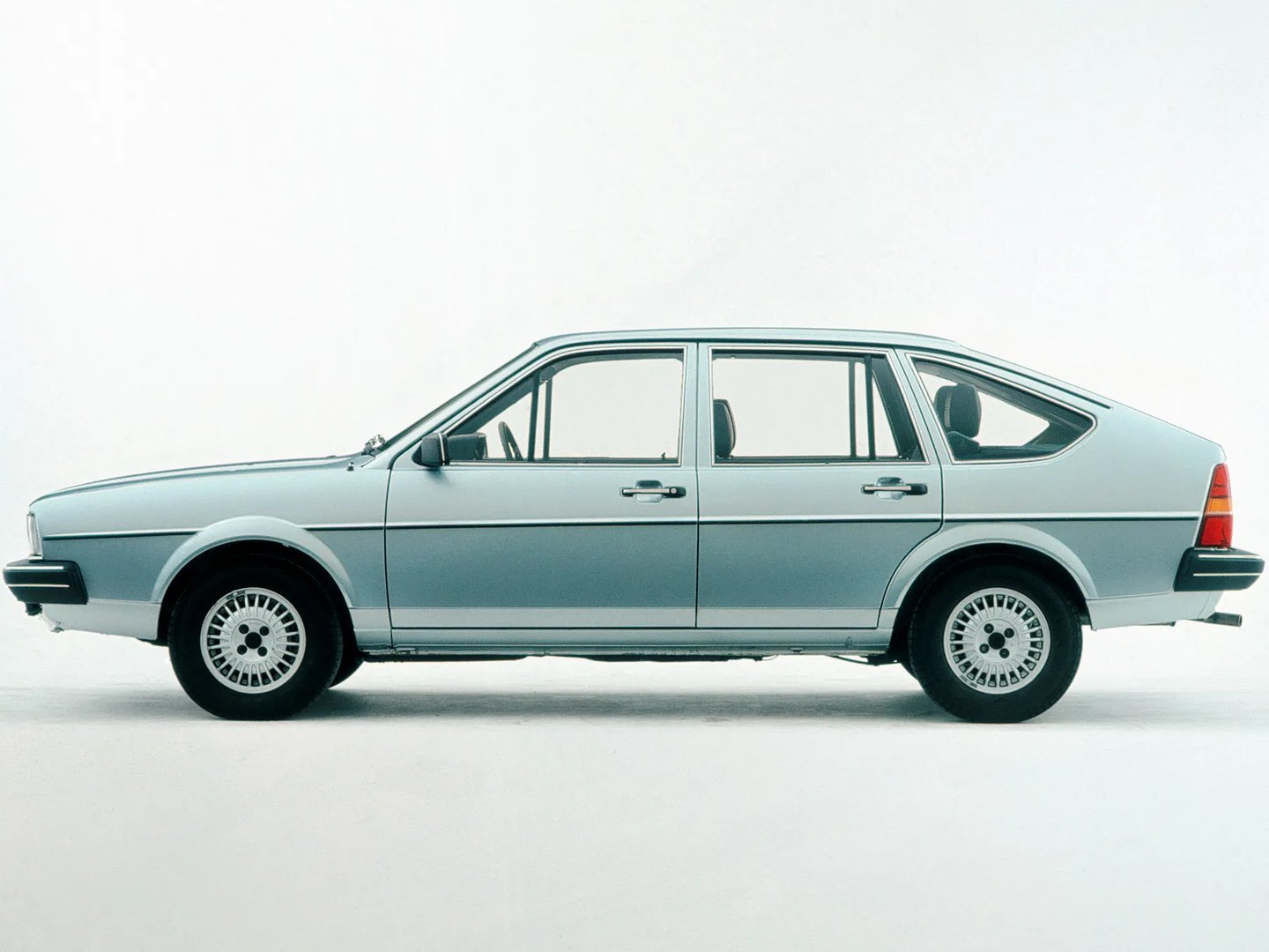 Volkswagen_Passat_2_generation__Hatchback_5-door__6.jpg