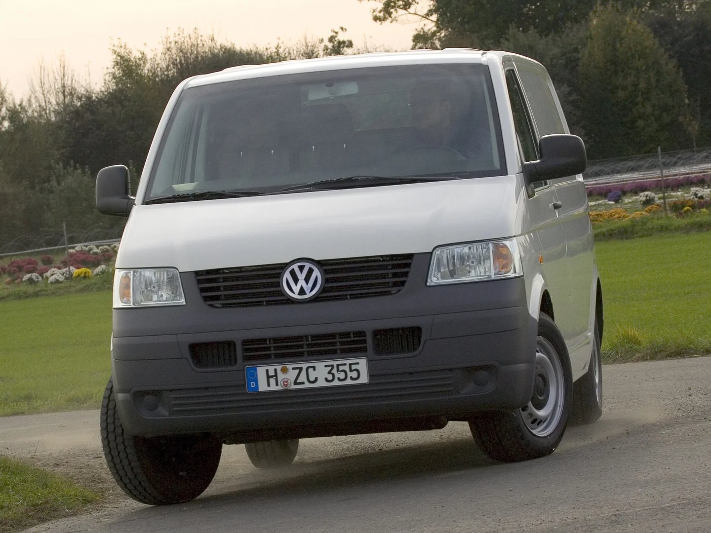 Volkswagen_Transporter_5_generation__Van__6.jpg