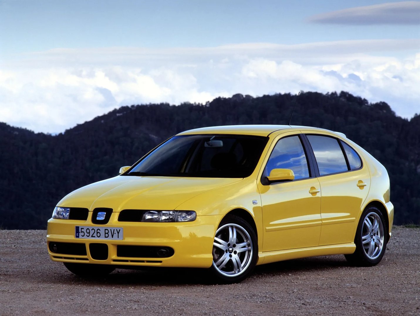 SEAT_Leon_Cupra_1_generation__Hatchback_5-door__9.jpg