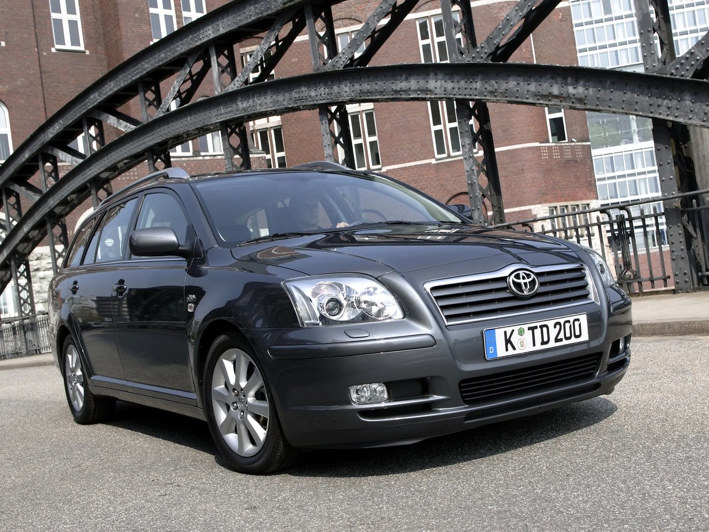 Toyota_Avensis_2_generation__Estate_5-door__9.jpg