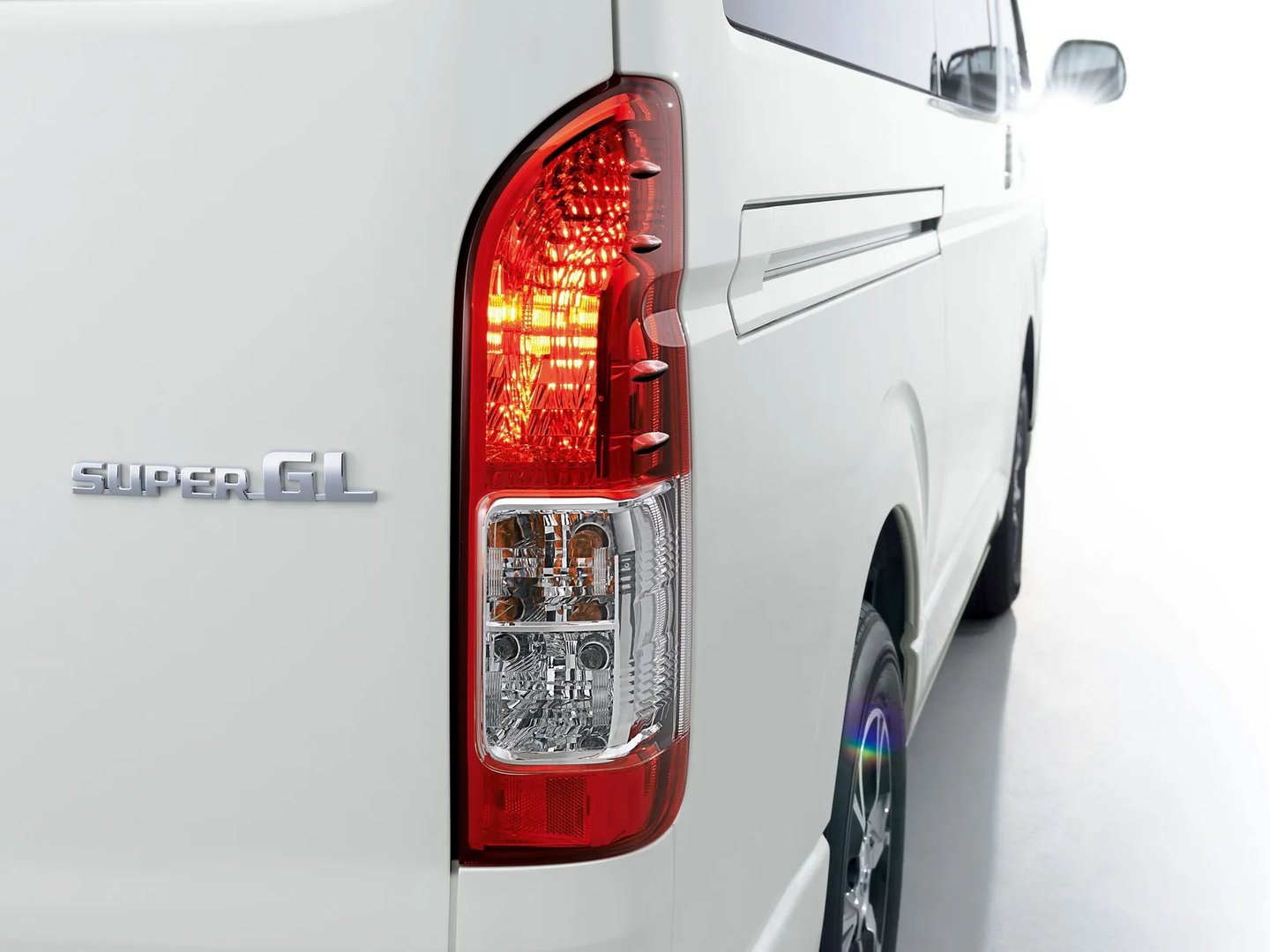 Toyota_HiAce_3_generation_restyling__Minivan__7.jpg