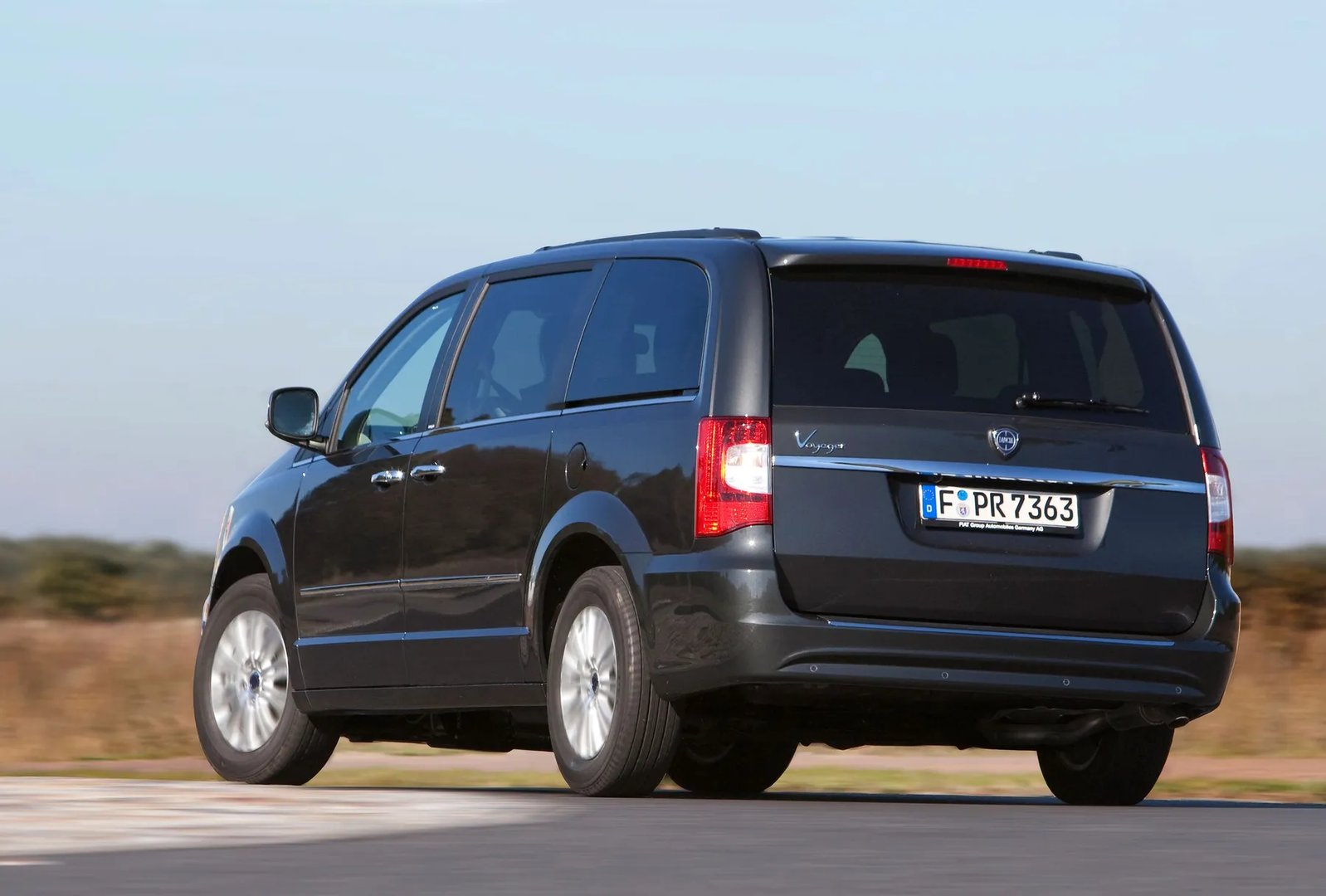 Lancia_Voyager_1_generation__Minivan__2.jpg