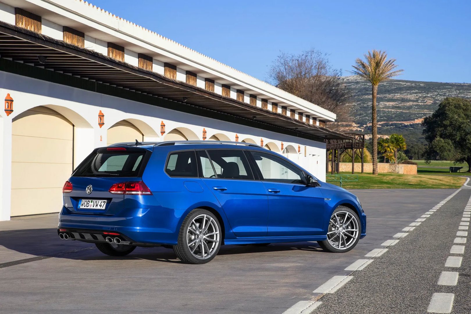 Volkswagen_Golf_R_7_generation__Estate_5-door__5.jpg