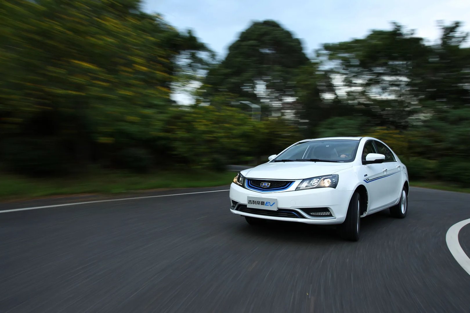 Geely_Emgrand_EV_1_generation__Sedan__11.jpg