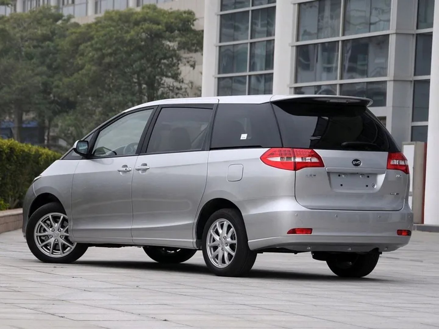 BYD_M6_1_generation__Minivan__1.jpg
