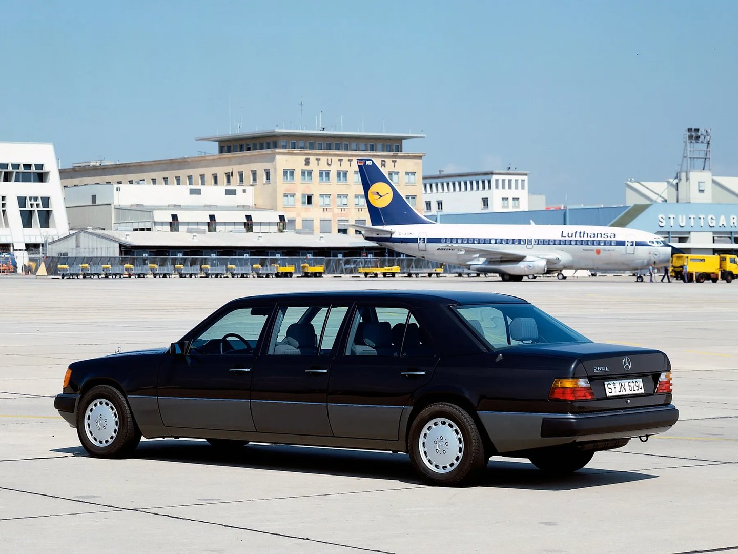 Mercedes_E-Class_1_generation__Limousine__1.jpg