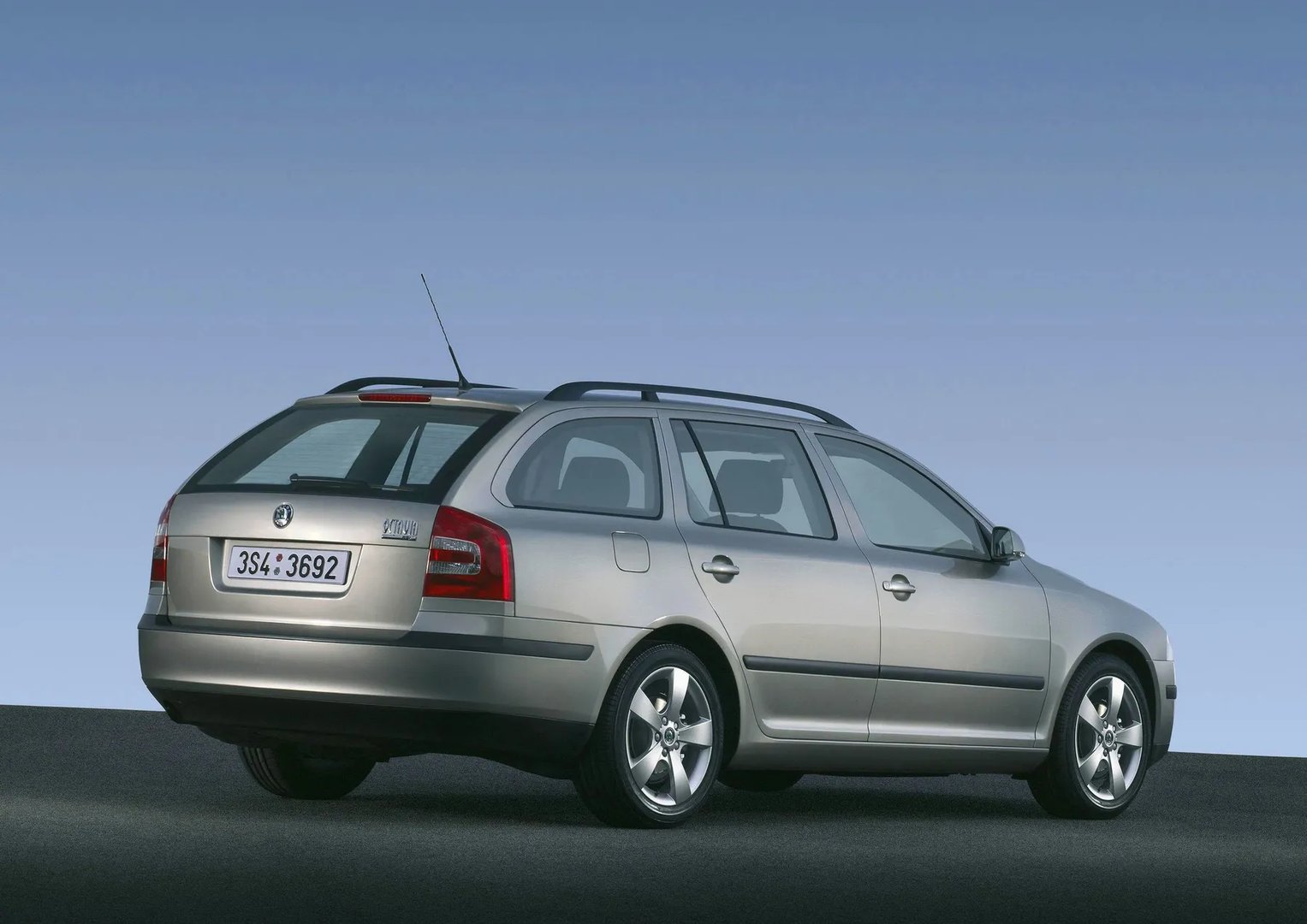 Skoda_Octavia_2_generation__Estate_5-door__7.jpg