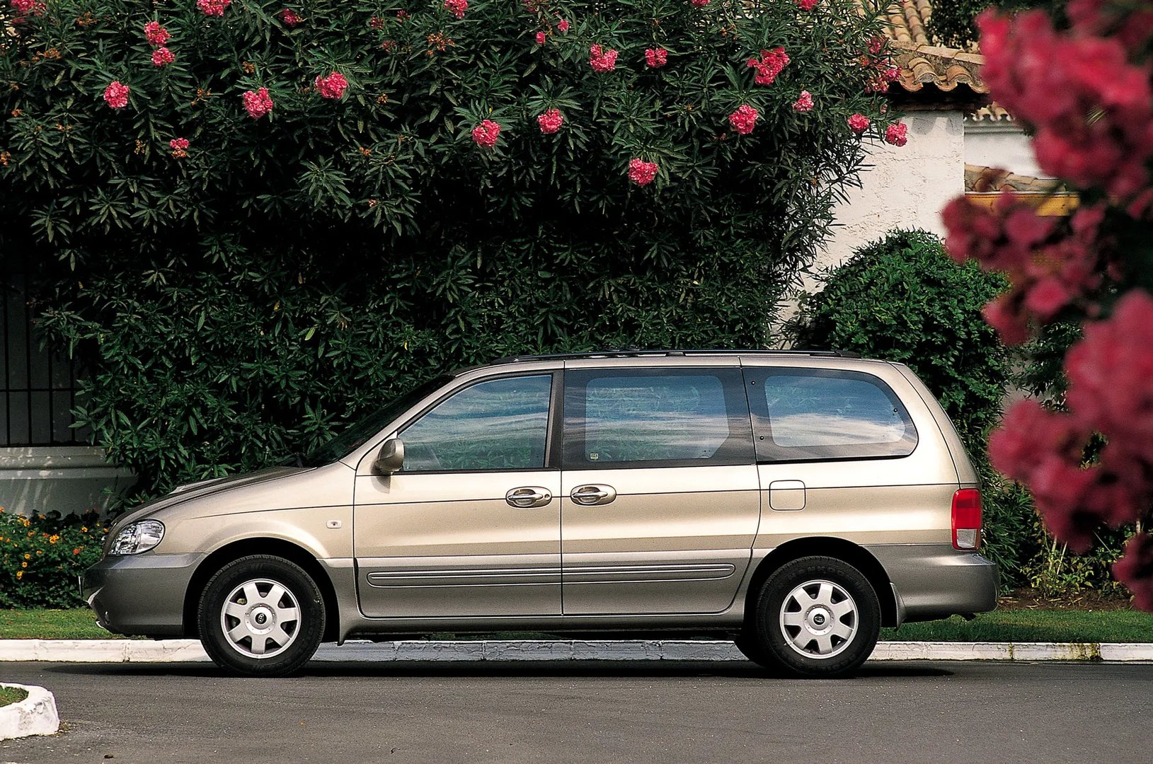 Kia_Carnival_1_generation_restyling__Minivan__8.jpg