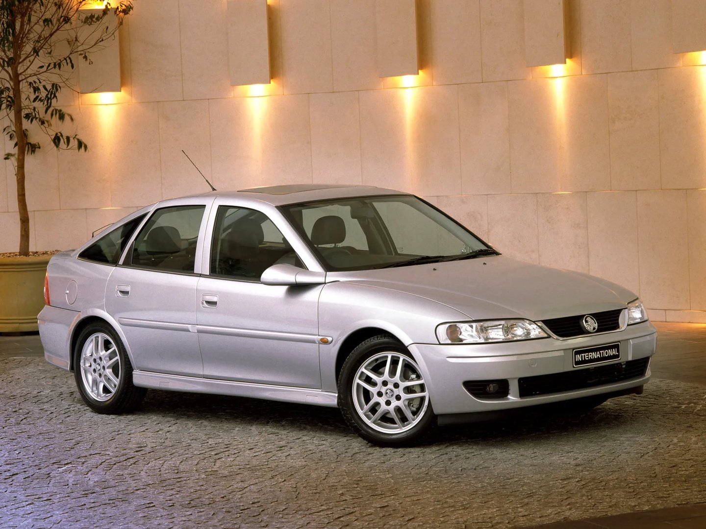Holden_Vectra_1_generation__Hatchback_5-door__1.jpg
