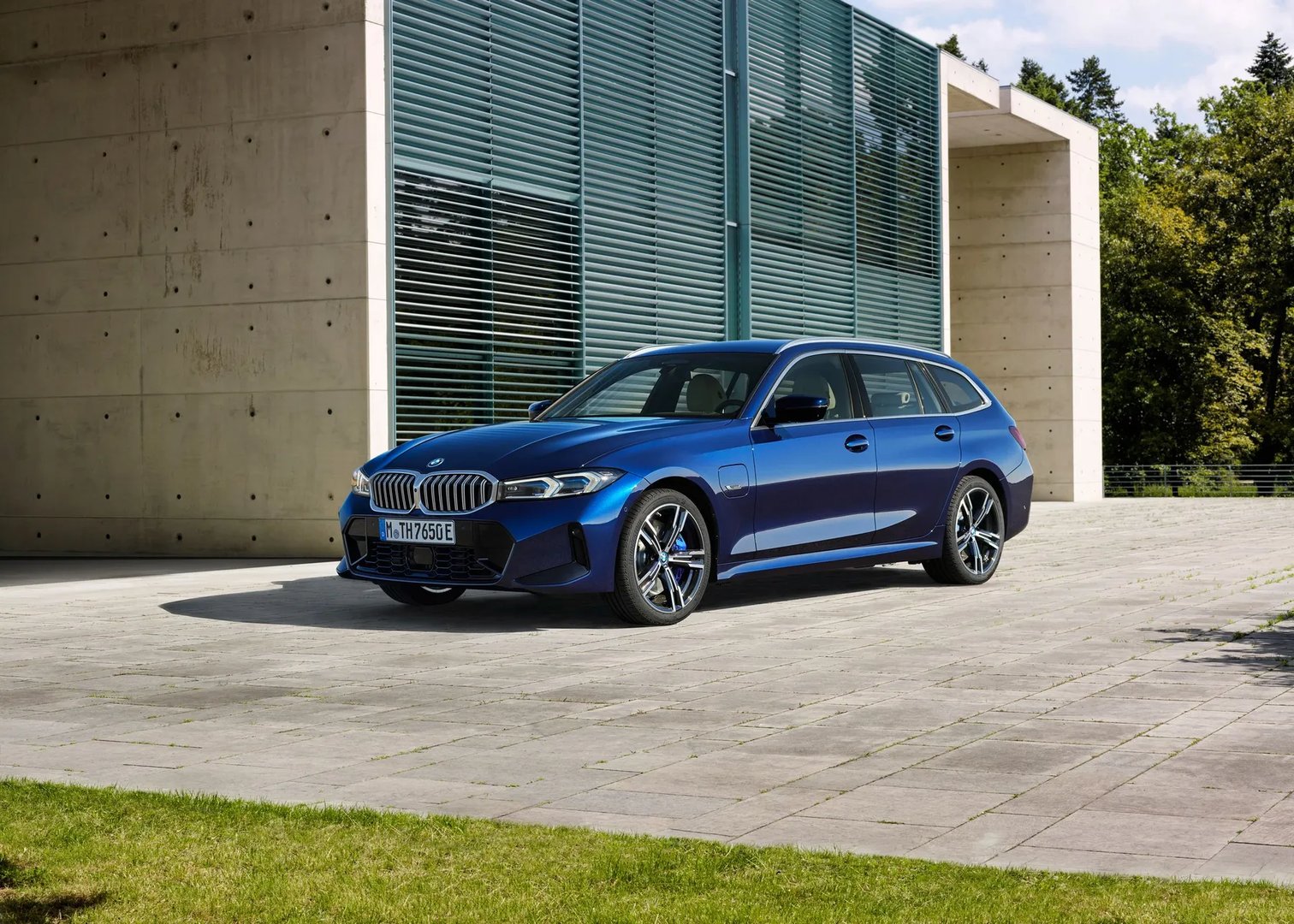 BMW_3_series_7_generation_restyling_1__Estate_5-door__11.jpg