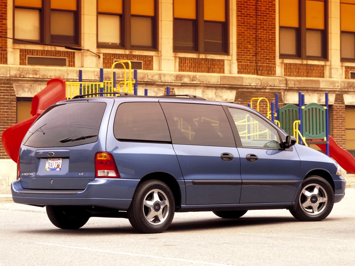 Ford_Windstar_2_generation__Minivan__7.jpg