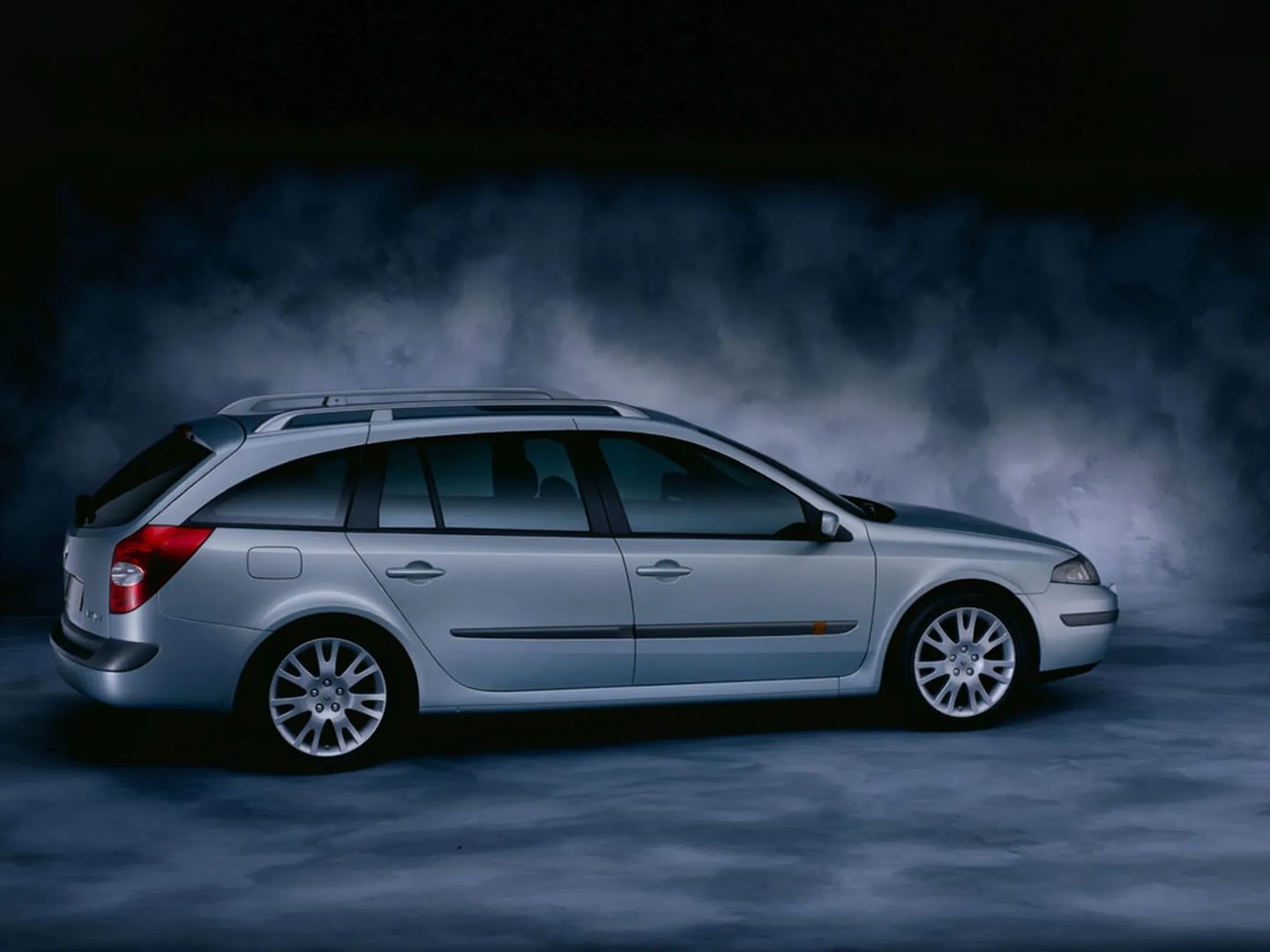 Renault_Laguna_2_generation__Estate_5-door__3.jpg