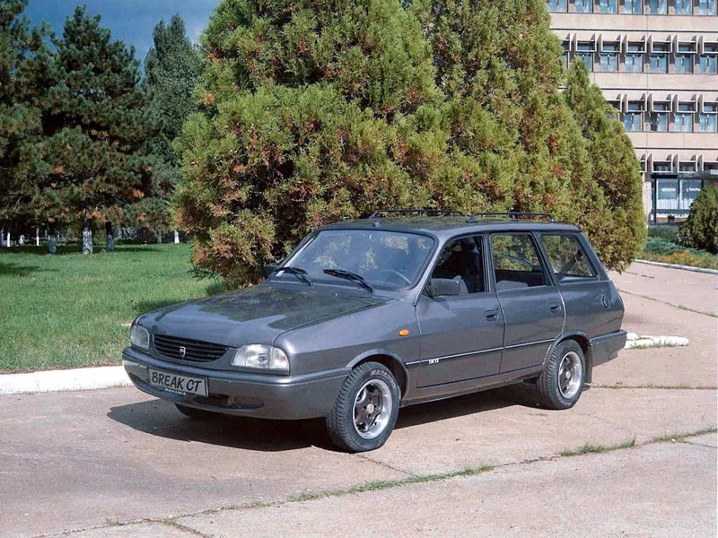 Dacia_1310_1_generation__Estate_5-door__3.jpg