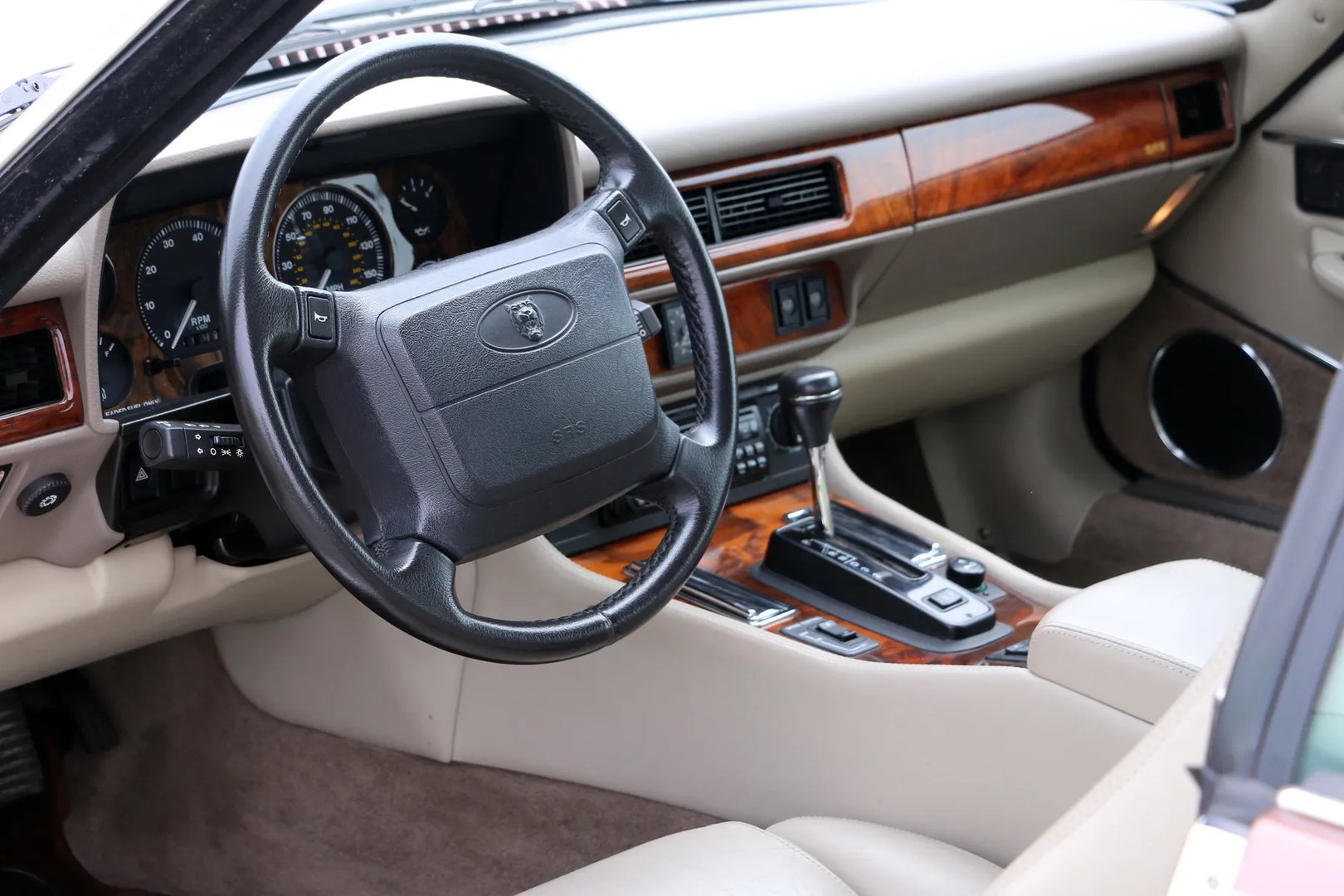 Jaguar_XJS_3_generation__Cabrio__12.jpg