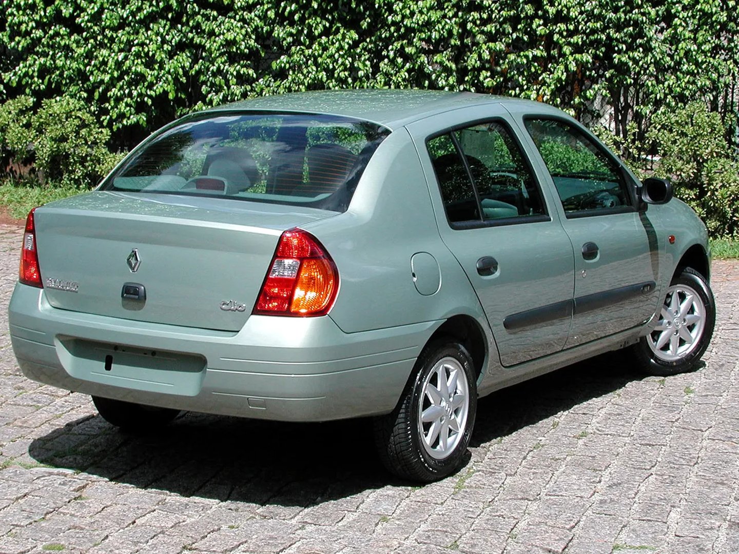 Renault_Clio_2_generation__Sedan__3.jpg