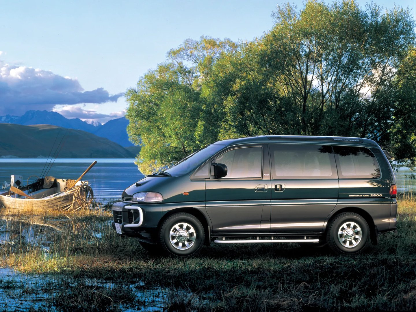 Mitsubishi_Delica_4_generation_restyling__Minivan__4.jpg
