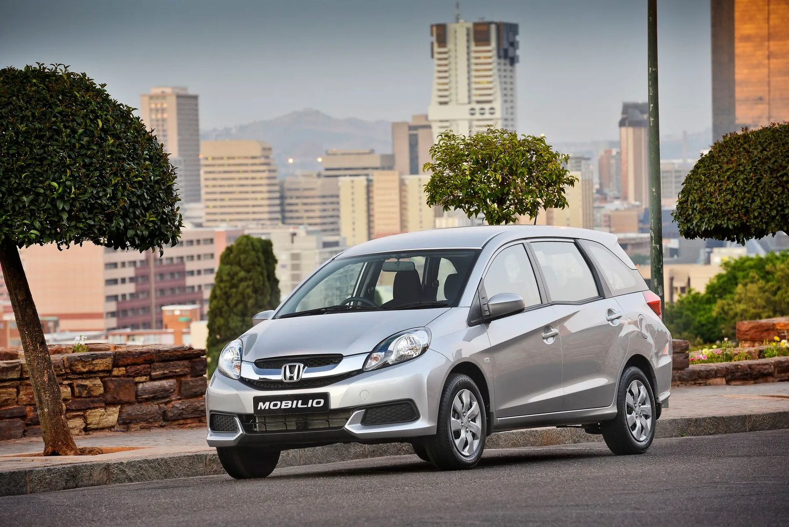 Honda_Mobilio_2_generation__Compact_Van__1.jpg