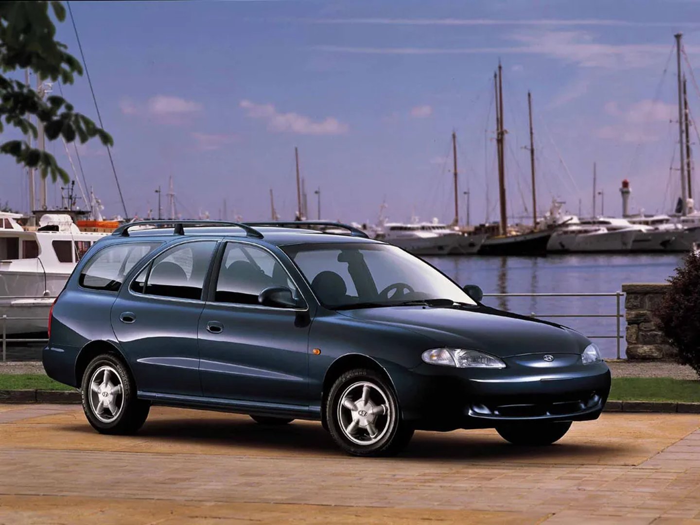 Hyundai_Lantra_2_generation__Estate_5-door__1.jpg