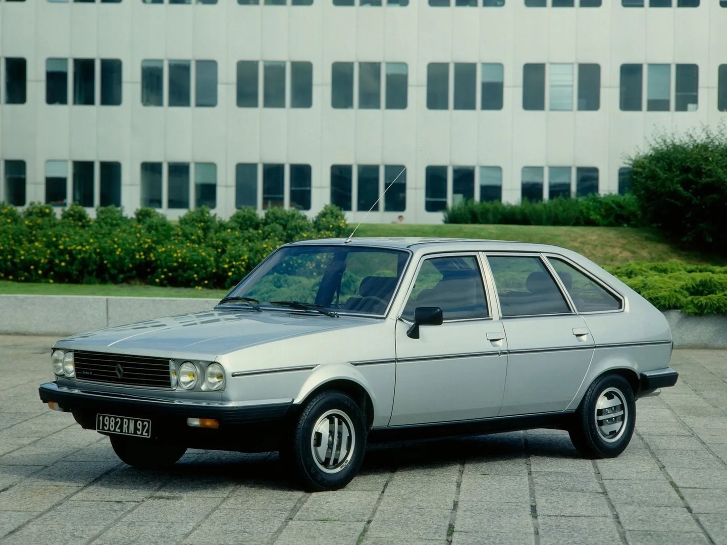 Renault_30_1_generation__Hatchback_5-door__6.jpg