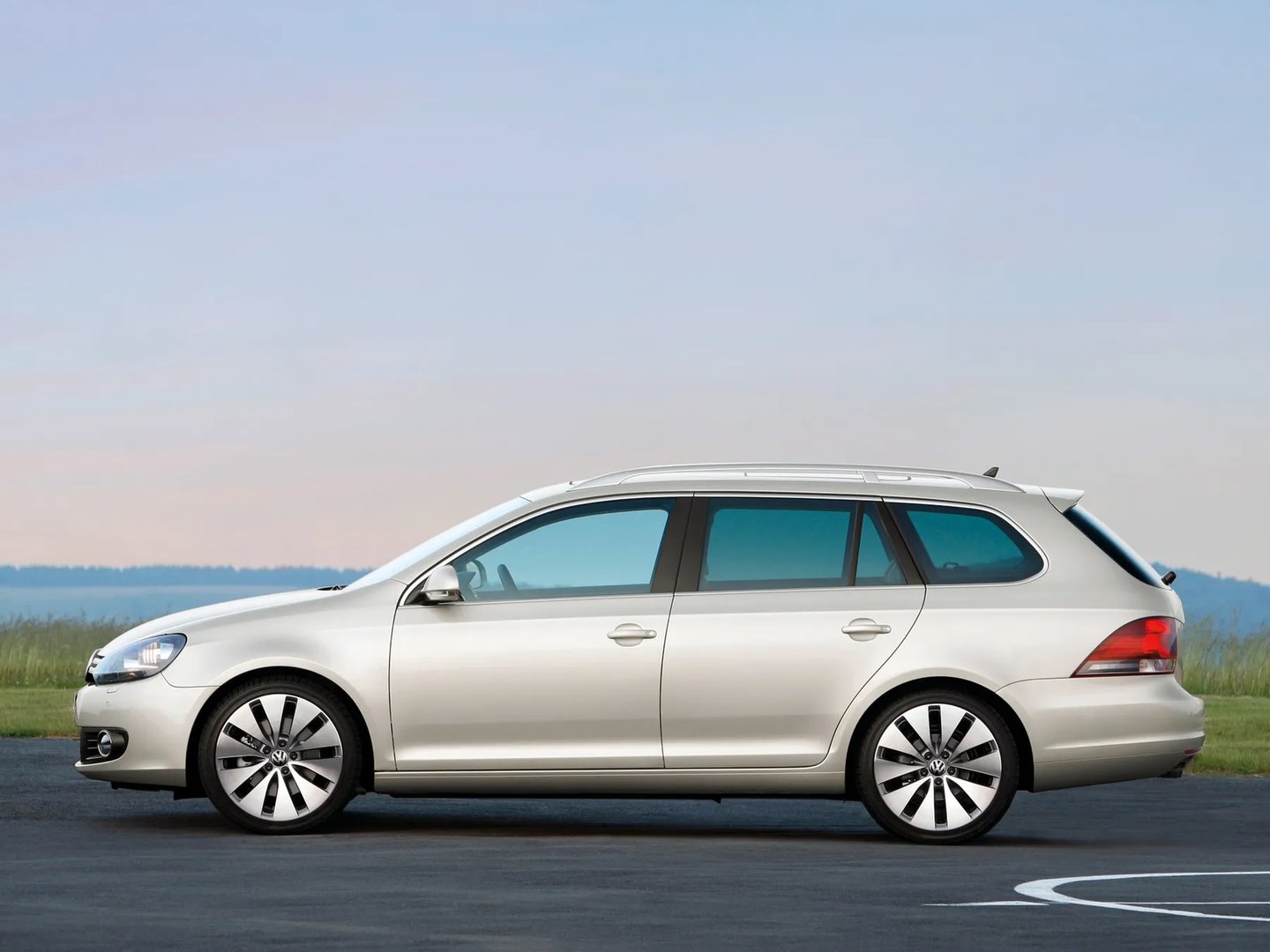 Volkswagen_Golf_6_generation__Estate_5-door__8.jpg