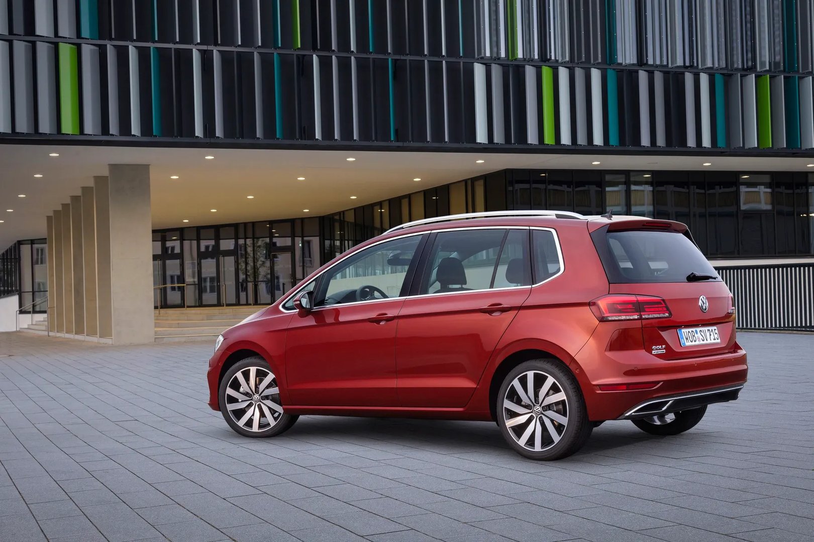 Volkswagen_Golf_Sportsvan_1_generation_restyling__Compact_Van__9.jpg
