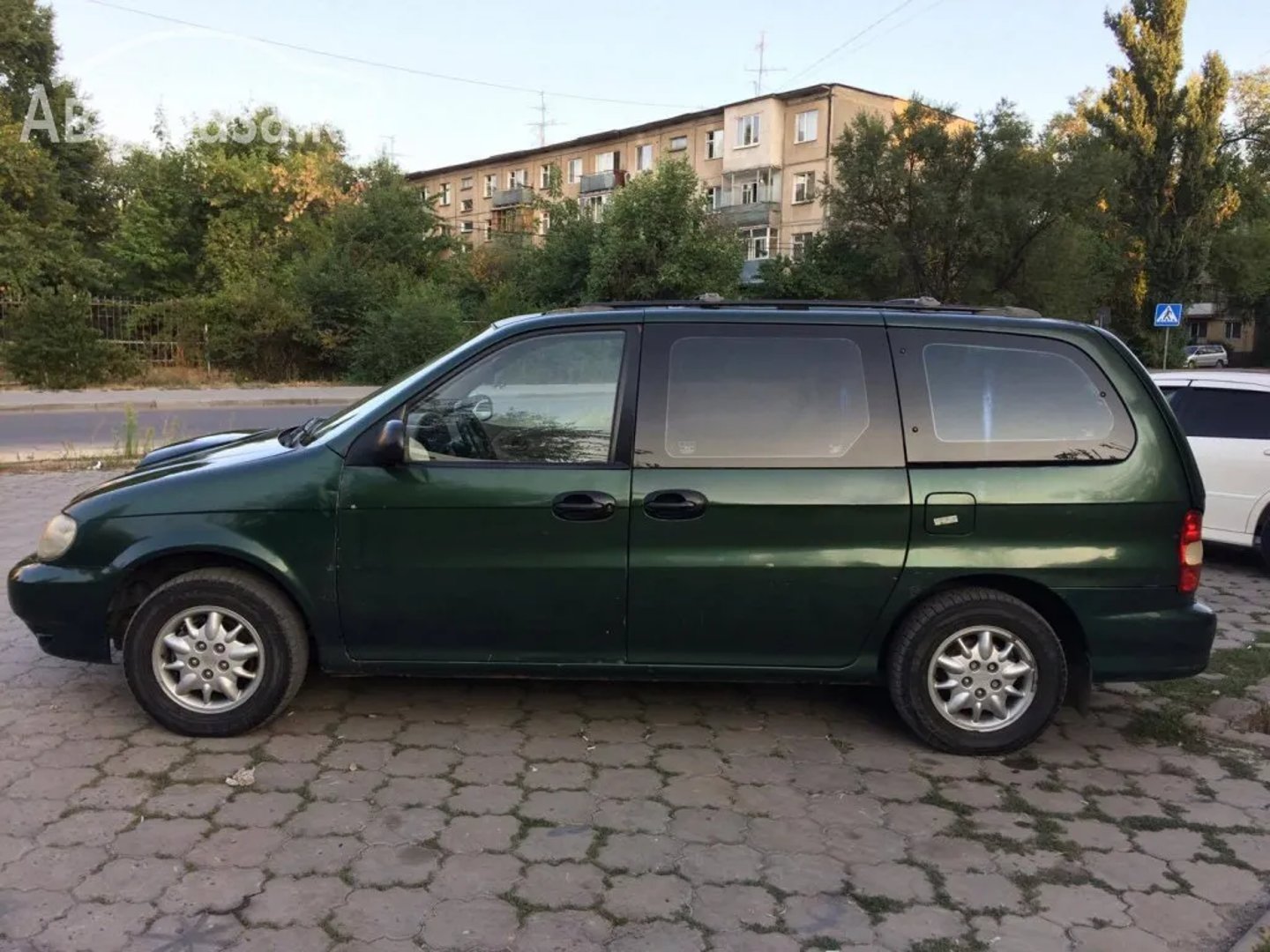 Kia_Carnival_1_generation__Minivan__4.jpg